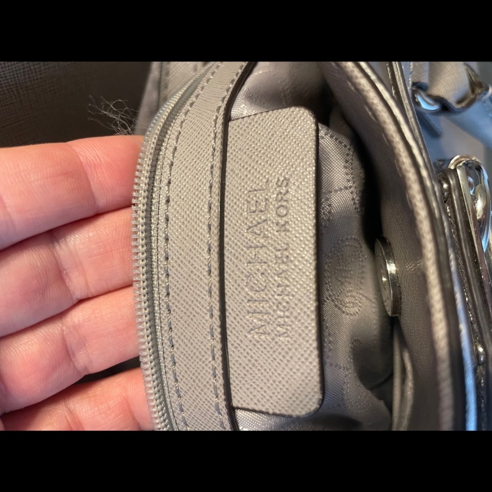 Michael Kors Purse- great condition! - Picture 4 of 6